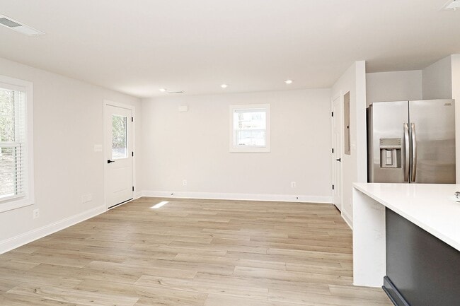 Building Photo - $1,000 Off 1st Month's Rent! BRAND NEW Pet-Friendly Apartment