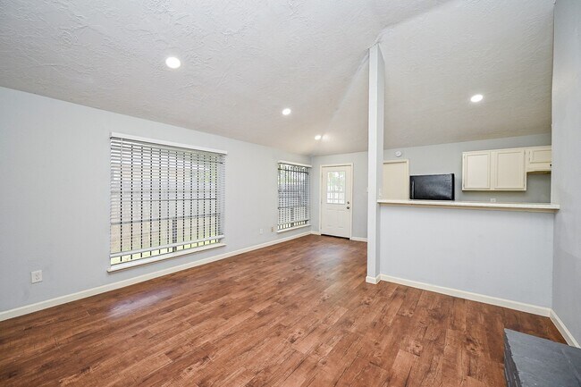 Foto del edificio - 6715 Greenyard Dr