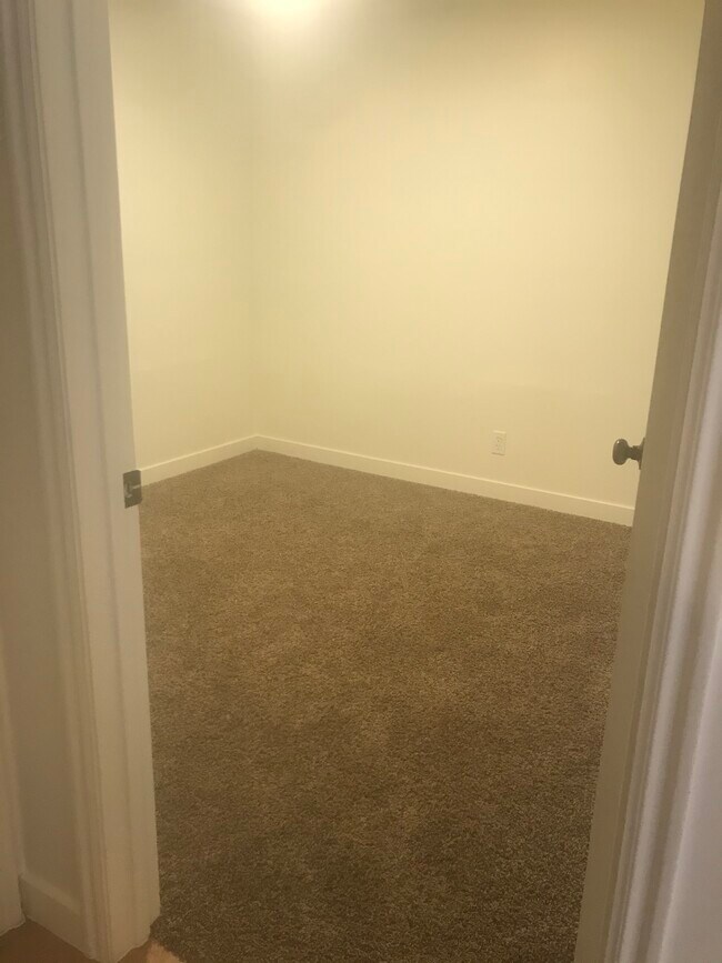 Oficina. - 587 HILLSIDE DR