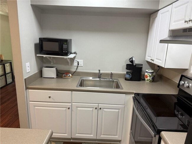 Building Photo - 3085 Colonial Way
