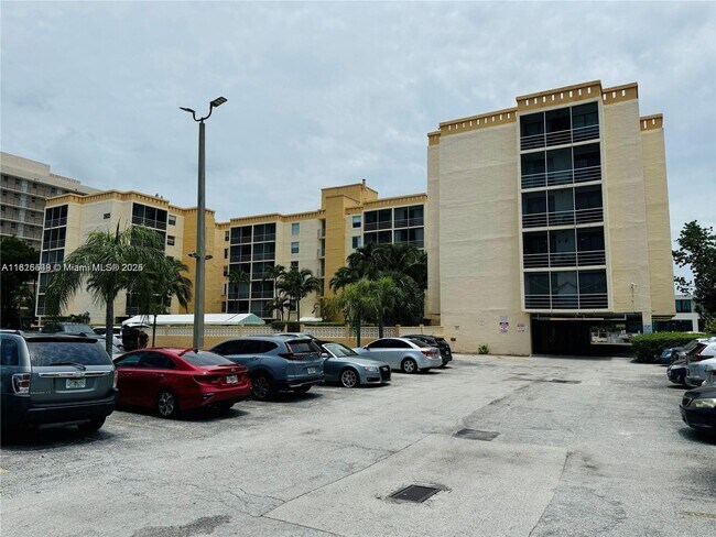 Foto del edificio - 2935 NE 163rd St