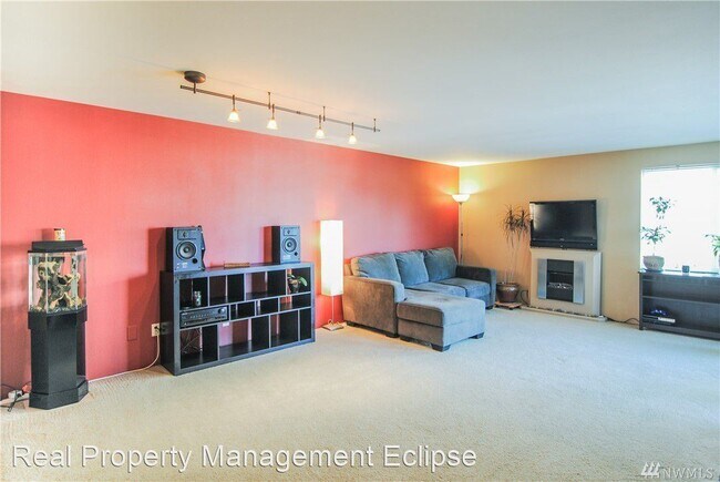 Building Photo - 1 br, 1 bath House - 3825 NE 155th PL Unit...