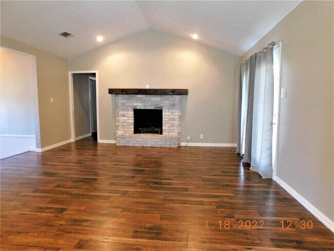 Building Photo - 2901 Mimosa Dr