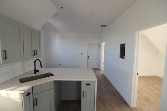 Foto del edificio - 3450 N Troy St