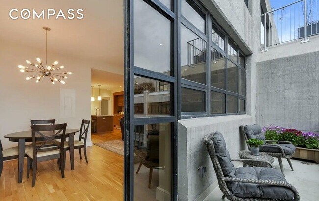 Foto del edificio - Stunning 2 bed 2 bath condo loft pristine home, in one of the most sought after condominiums in a...