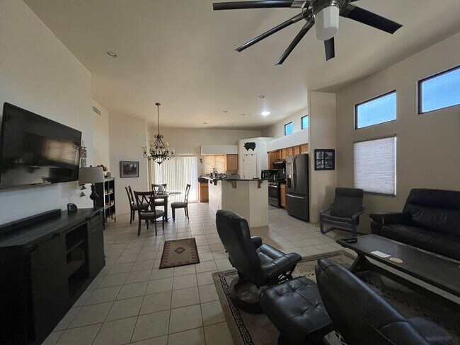 Foto del edificio - Furnished monthly rental home with long te...