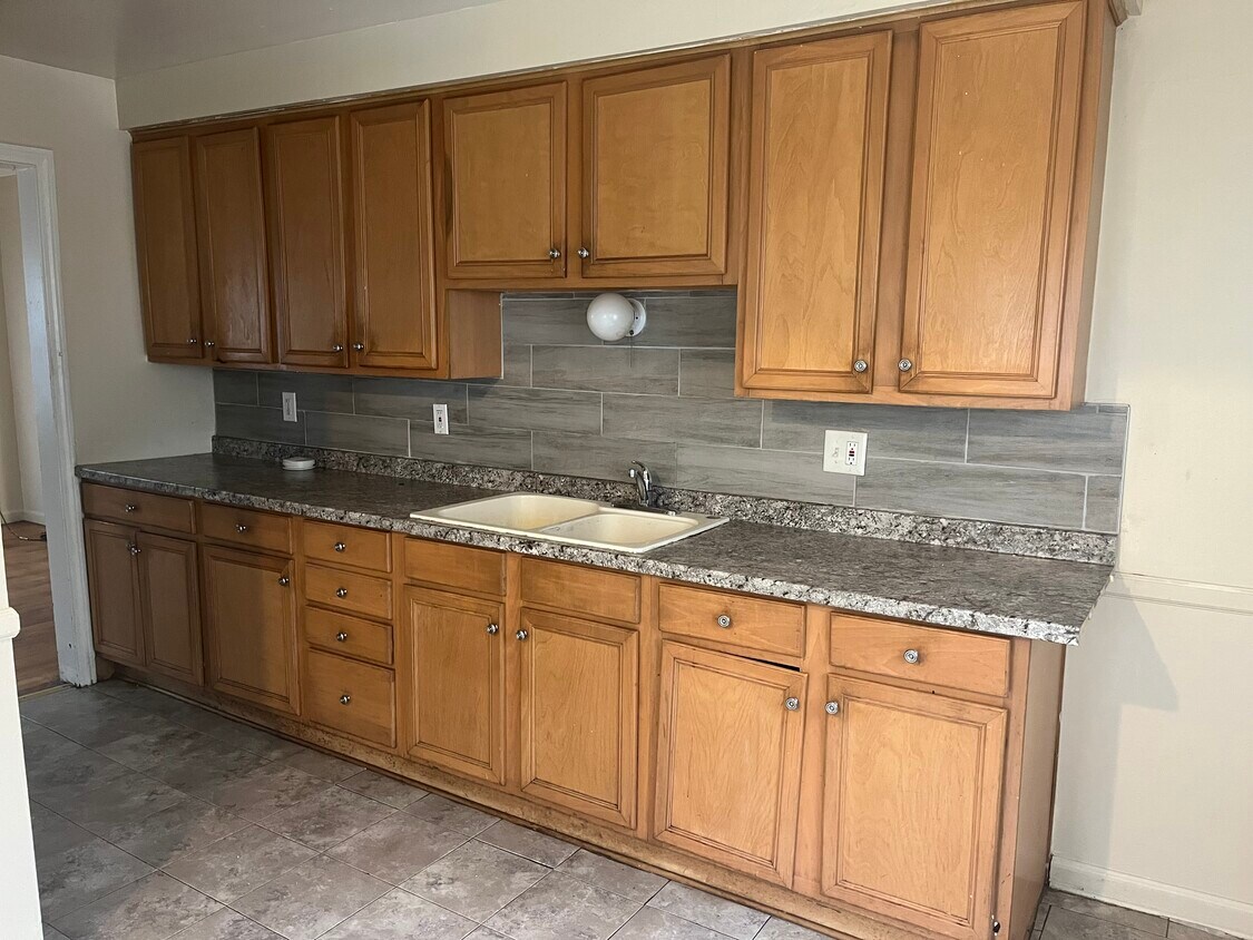 Foto del edificio - 15205 Maplewood Ave
