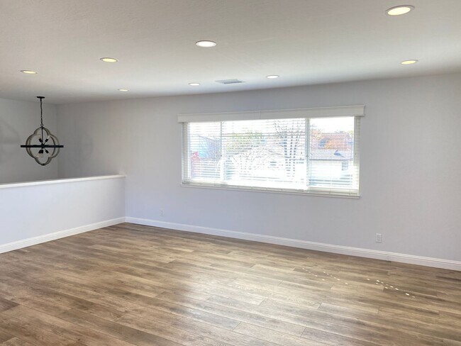 Foto del edificio - Beautifully Remodeled 5 Bed 2 Bath Home in Cambrian Area of San Jose