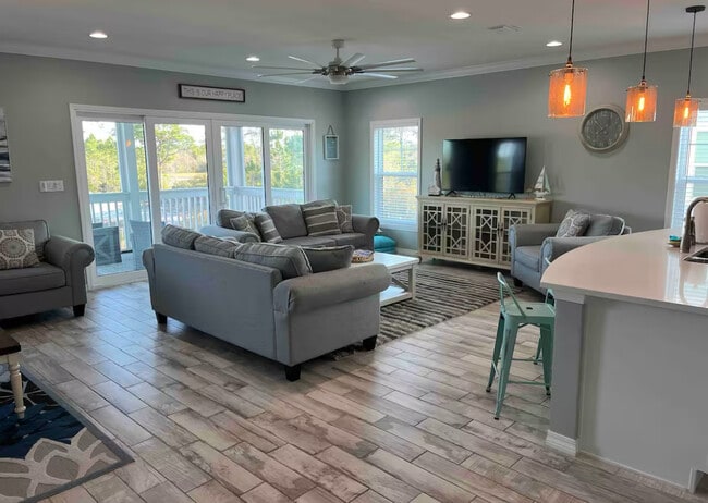 Building Photo - 6584 Carlinga Dr