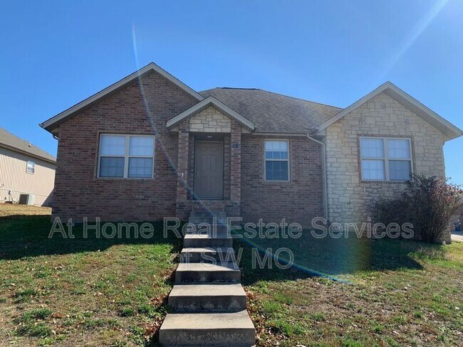 Building Photo - 2010 N Bradbury Ln