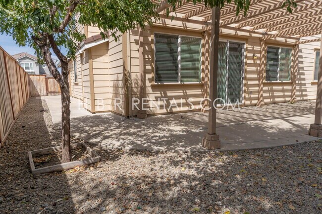 Foto del edificio - Spacious 5-Bedroom Retreat with 3 Full Baths in Beautiful Tracy – Your Perfect Home Awaits on Ten...