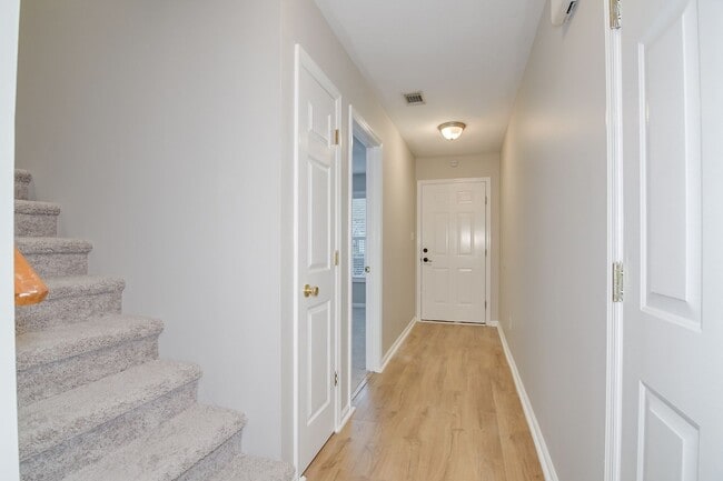 Building Photo - 3 Bedroom 2 Bath Townhouse With Garage