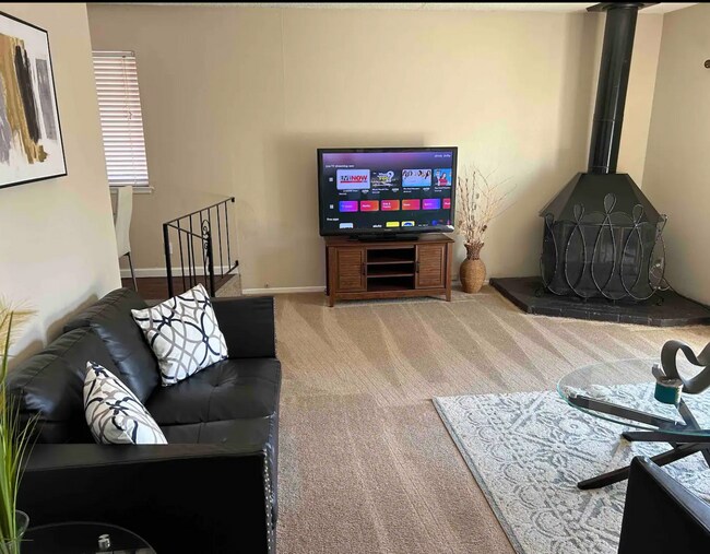 Foto del edificio - 4563 N Maple Ave