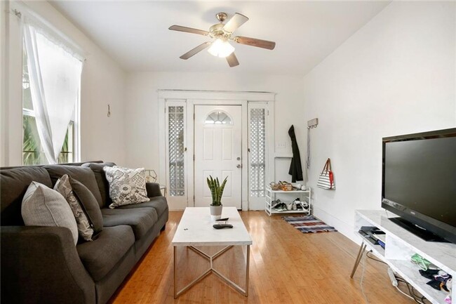 Building Photo - Bright and airy 2 bedroom/1 bath half a Du...