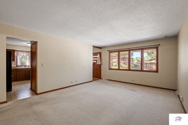 Foto del edificio - AVAILABLE NOW!