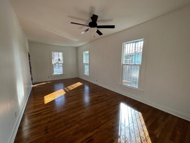 Foto del edificio - 2BED/2BATH Charming Home Minutes from Down...