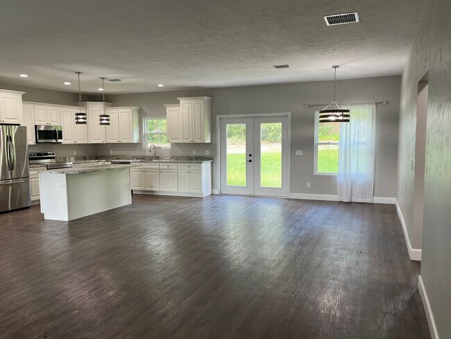 Foto del edificio - Upgraded New 3 Bedroom, 2 Bath home in Eme...
