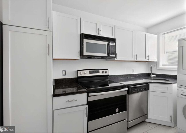 Photo - 3065 Patrick Henry Dr Townhome