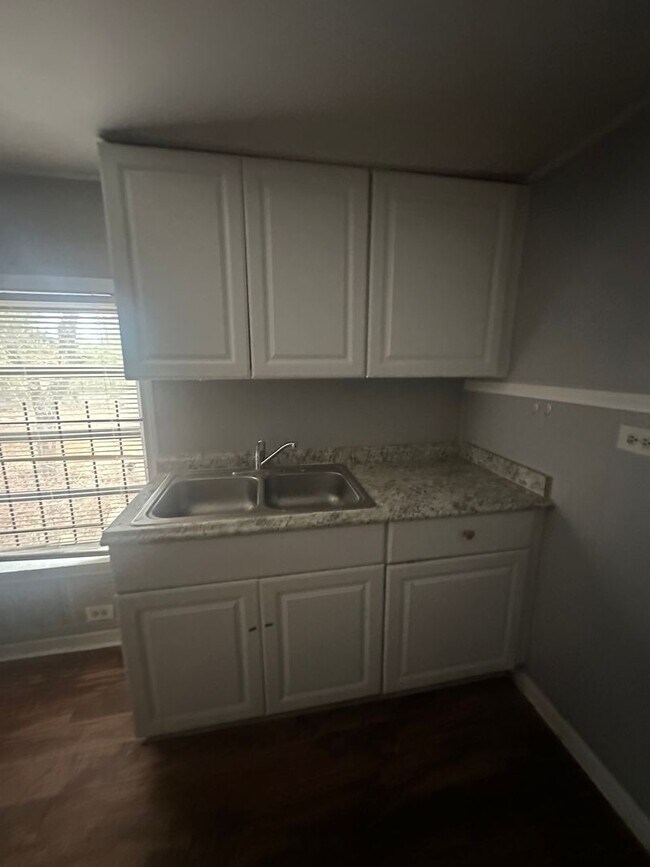 Foto del edificio - Charming 3 bedroom 1 bath with a huge workshop!