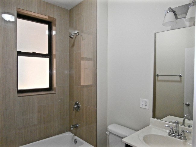 Foto del edificio - 2612 W Augusta Blvd