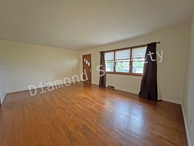 Building Photo - Great Location - 3 Bedroom/1 Bath Home for...