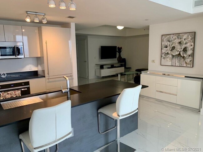 Building Photo - 1010 Brickell Ave