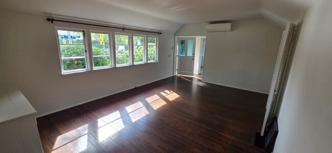 Building Photo - 8533 Rosewood Ave