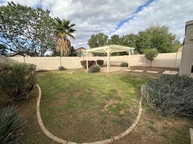 Foto del edificio - BEAUTIFUL SINGLE LEVEL 3 BEDROOM HOME IN PRIME GILBERT LOCATION.