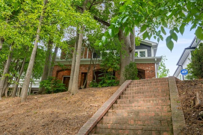 Building Photo - 827 Monroe Dr NE