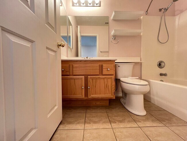 Foto del edificio - BEAUTIFUL 2-STORY 4 BEDROOM HOME