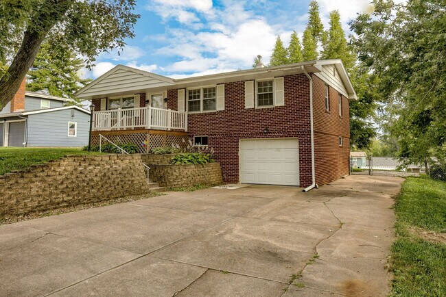 Foto del edificio - 3-Bedroom Brick Ranch with Fenced Yard & F...