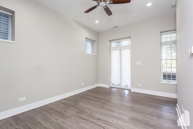 Building Photo - 4834 S King Dr