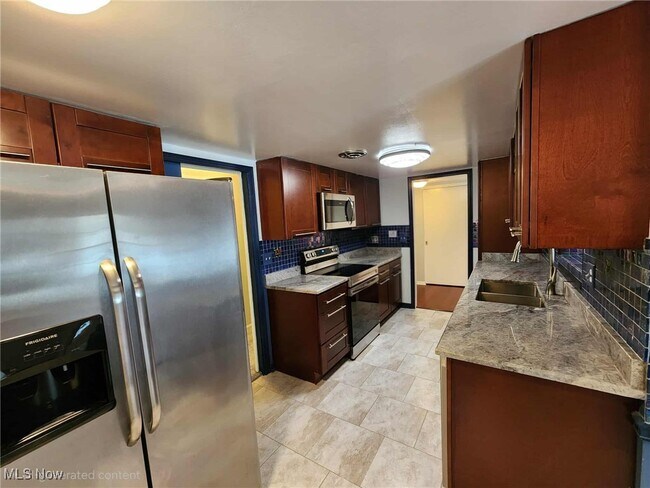 Foto del edificio - 6960 Carriage Hill Dr