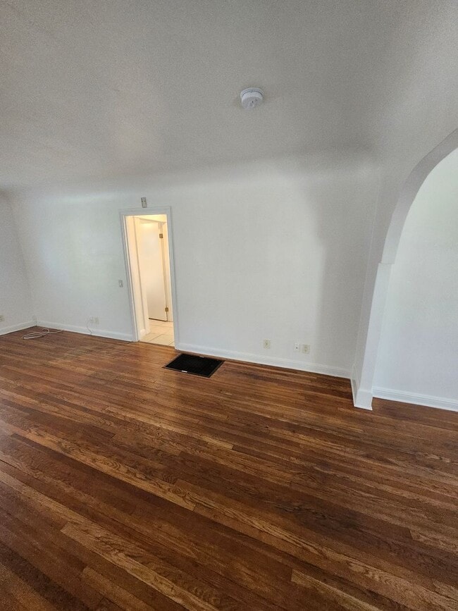 Foto del edificio - Charming Colonial-Style 2-Bedroom Home in ...