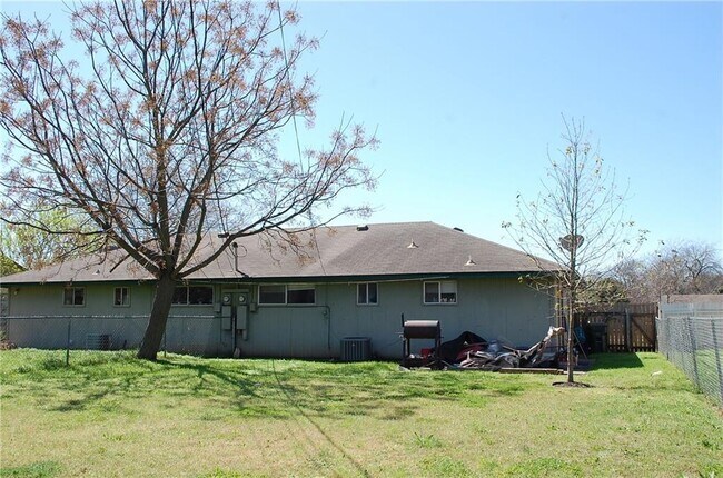 Foto del edificio - 2403 Parker Cir