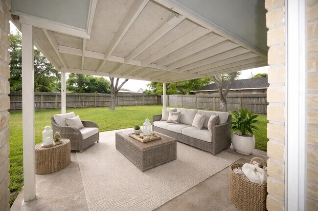 Foto del edificio - 15923 Boulder Oaks Dr