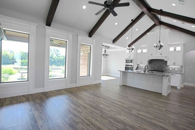 Foto del edificio - Tour Today! Beautiful 4-Bedroom, 2-Bathroom Home Overlooking a Pond!