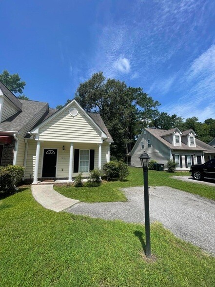 Foto del edificio - 383 Springview Ln