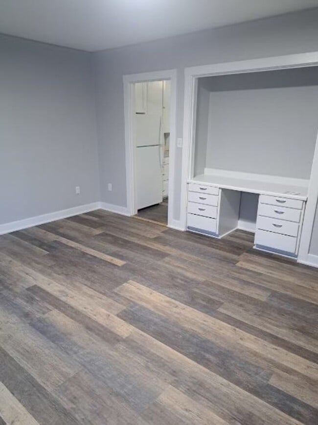 Building Photo - 1 Bedroom, 1 Bathroom Apartment - Located ...