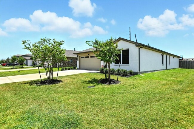 Building Photo - 14602 Sweetwater Dr