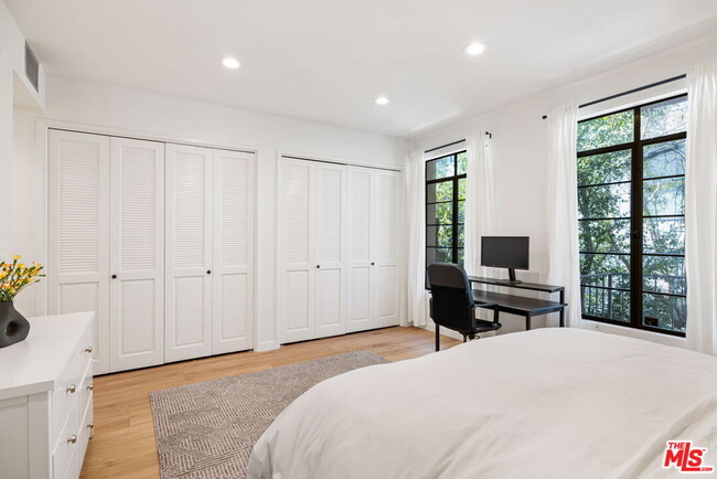 Building Photo - 1833 Fairburn Ave