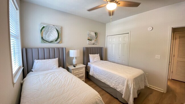 Foto del edificio - 2 bedroom/2 bath furnished condo in River ...