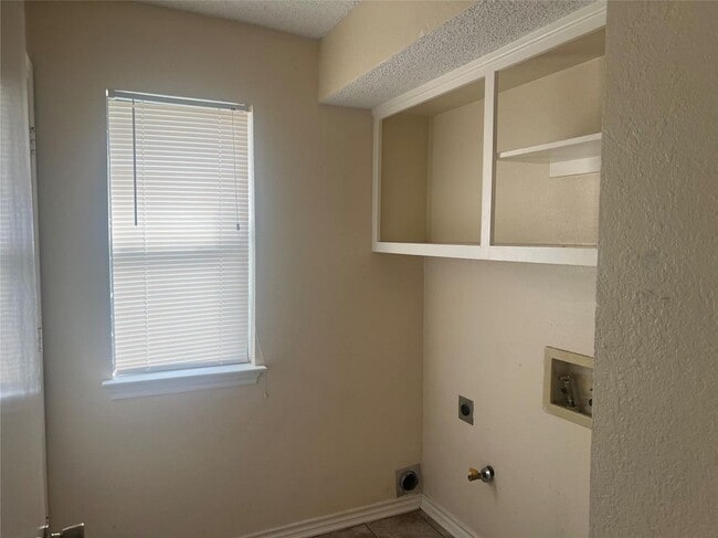Foto del edificio - 1 Lakeway Dr