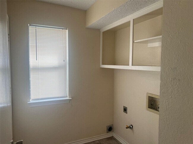 Building Photo - 1 Lakeway Dr