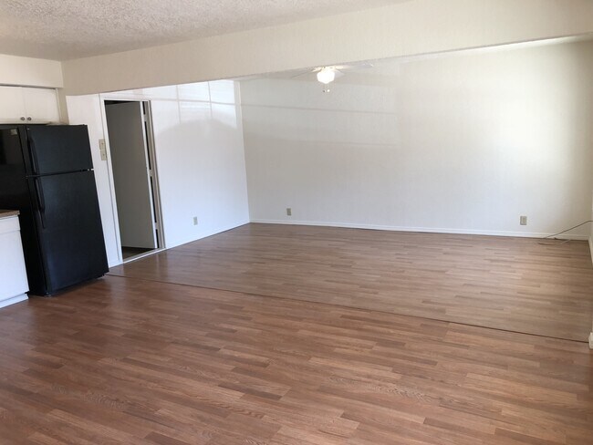 Building Photo - Spacious Home, Pets welcome