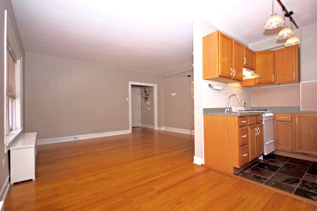 Building Photo - 2330 N Lincoln Park W