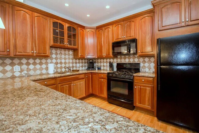 Building Photo - 3 Bedroom