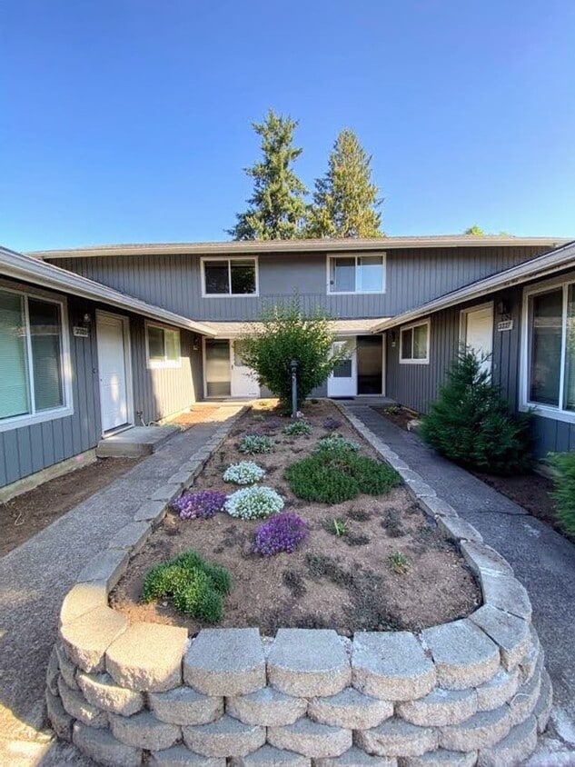 Foto principal - Renovated 2 Bedroom, 1 Bath Apt in Inner M...