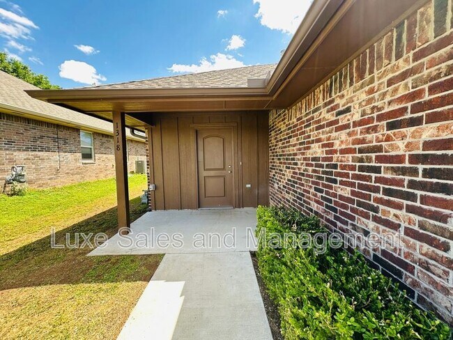 Building Photo - 1318 E Cavanaugh St