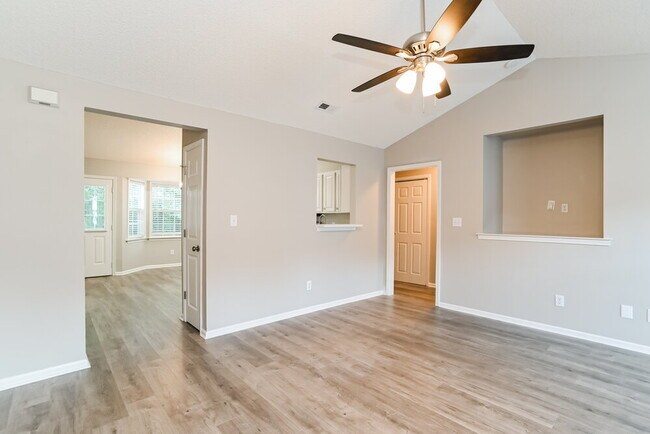 Foto del edificio - 3112 Queensdale Dr